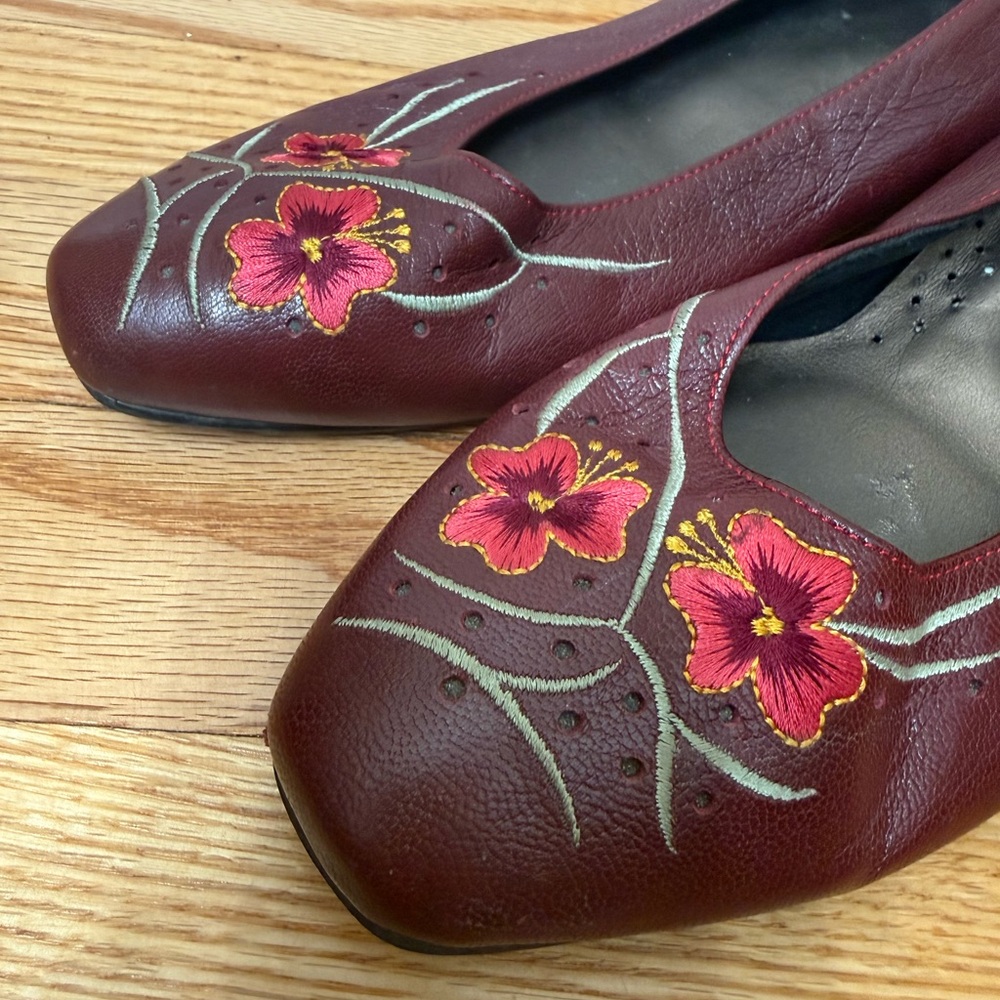 Vintage / 9 / Embroidered Floral Low Heels / 80s / Eccentric / Feminine / Retro - Picture 3 of 7